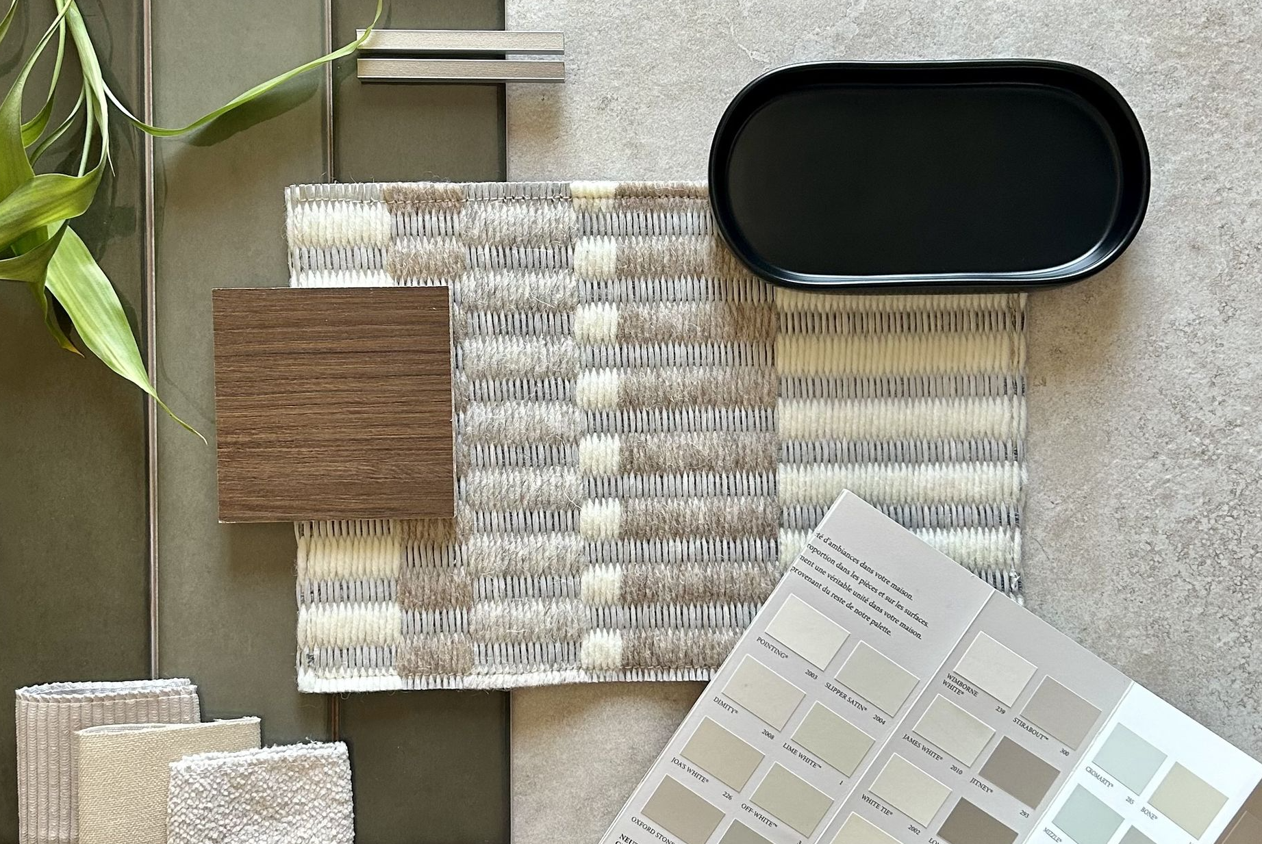 Moodboard d’architecture d’intérieur avec échantillons de matériaux, nuancier de peinture, textures naturelles et palette neutre – Aesthetica Interiors